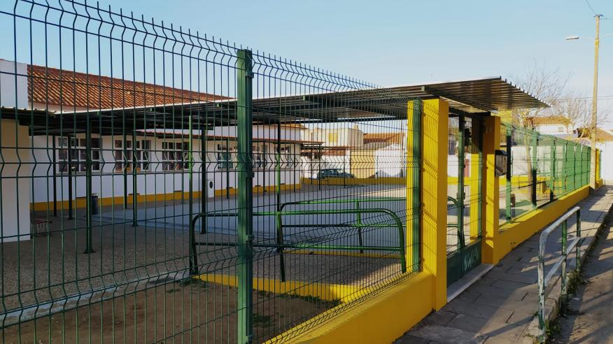 Cobertura da entrada no espaço escolar